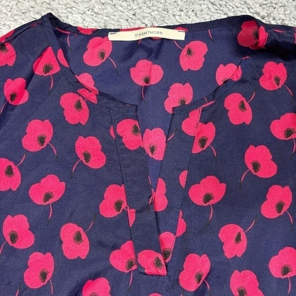 41 Hawthorn Blouse Womens Medium Floral Vneck Roll Tab Sleeves Flowers Classic - Picture 2 of 4